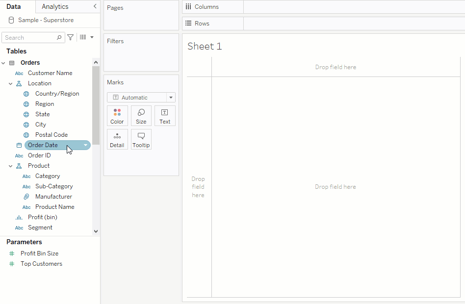 Una animación del proceso de arrastrar Order date al estante Columnas y Sum(Sales) al estante Filas