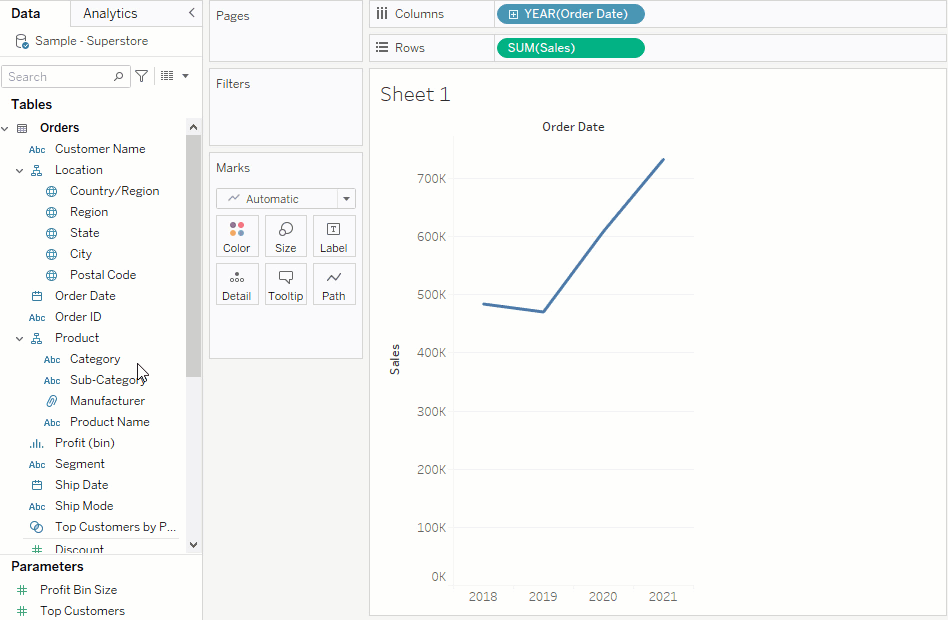 Una animación del proceso de arrastrar Categoría y Subcategoría al estante Columnas y luego arrastrar Subcategoría a Color en la tarjeta Marcas