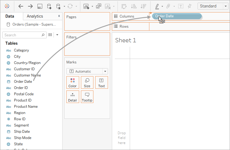 Uma visualização do Tableau com uma seta indicando que a dimensão da data do pedido foi arrastada do painel Dados para a linha Colunas.